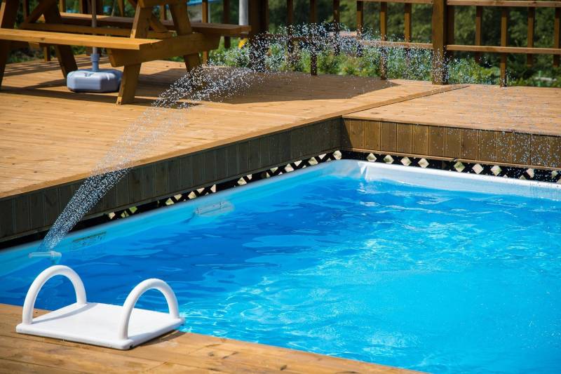 Aménagement d’un jardin contemporain avec restanques, terrasses bois et haies graphiques à Maussane-les-Alpilles par un paysagiste haut de gamme